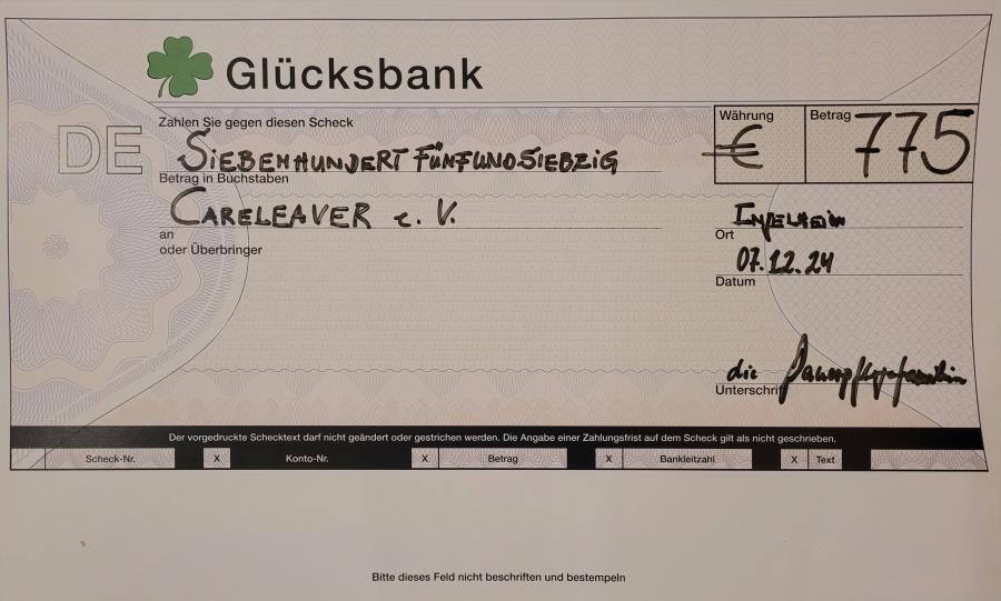 Spendenscheck für Careleaver